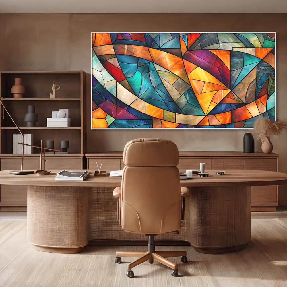 Tablou canvas cu tablou canvas cu mozaic geometric colorat, in rama de aluminiu argintiu, pe perete intr-un birou